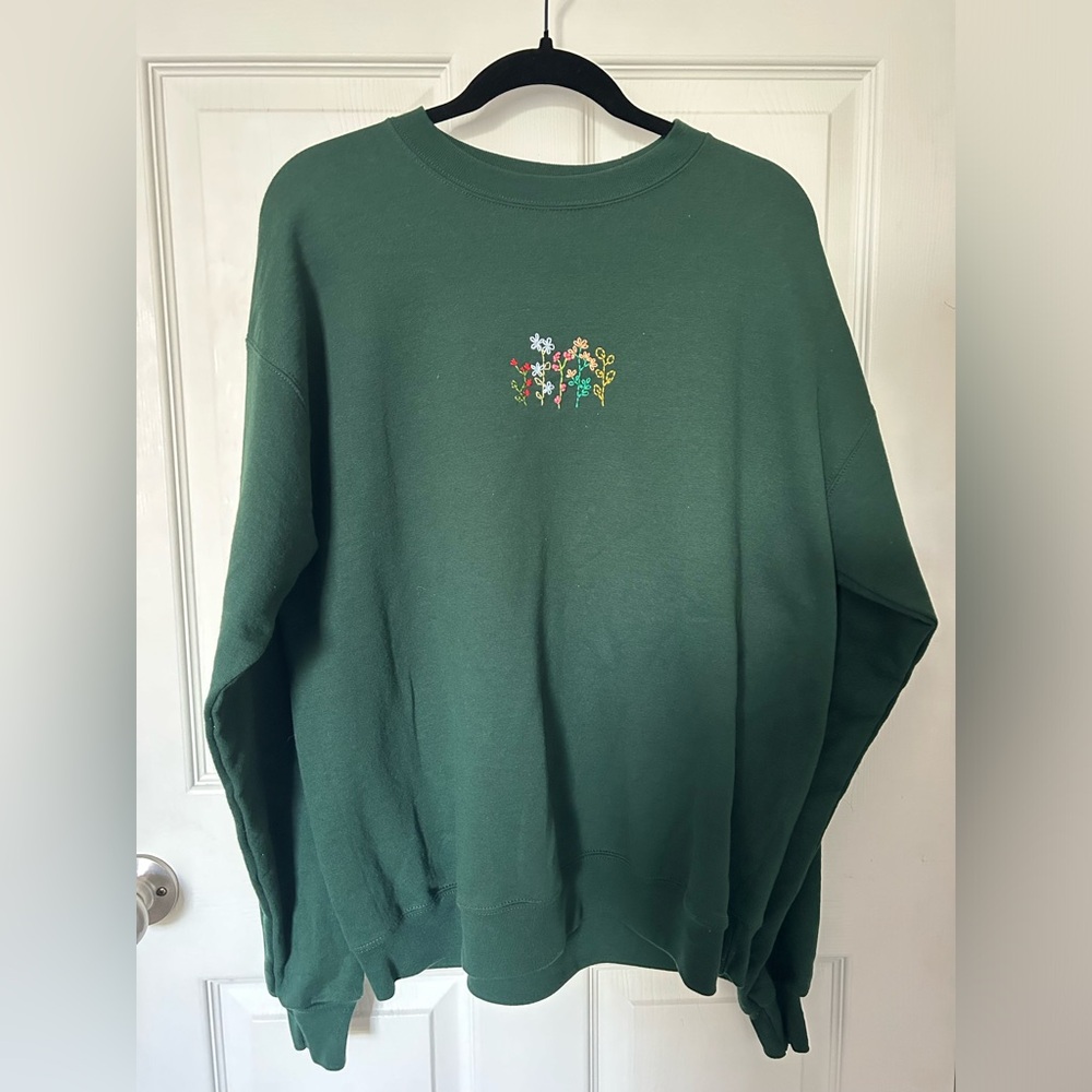 Embroidered green flower crew neck